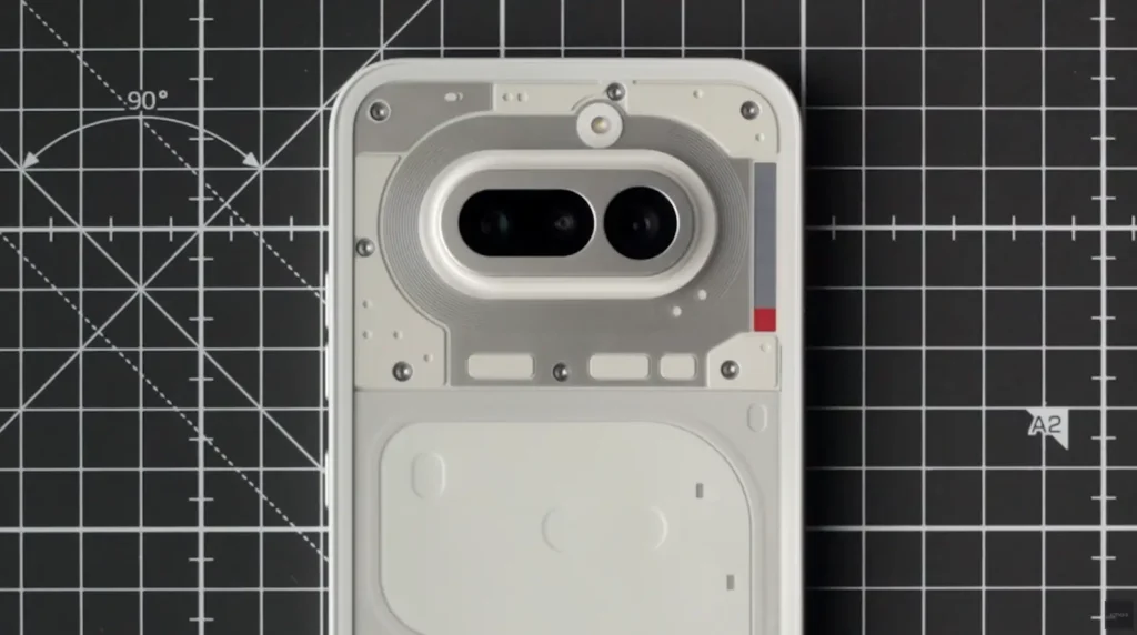 Nothing Phone (4a) ホワイトモデルの背面デザイン。テトラプリズムカメラと新設計のGlyphインターフェースが確認できる。