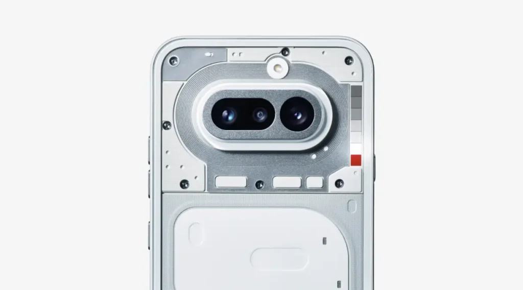 Nothing Phone (4a)背面上部のクローズアップ。カメラ周りと新Glyph Barの配置が分かる