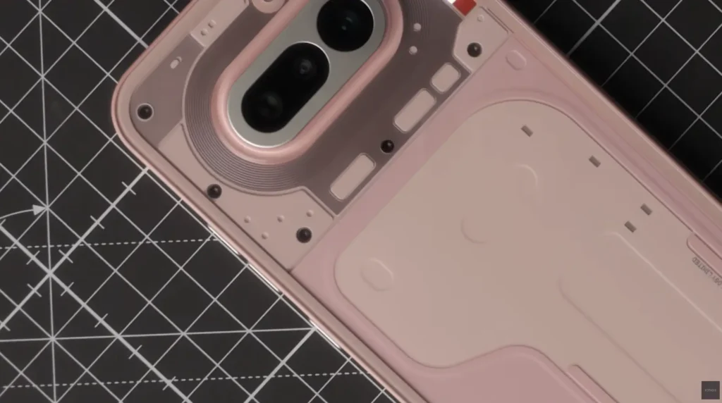 Phone (4a) ピンクモデルの背面カメラ周辺。透明な素材の内側にティントを施すことで、独特の色彩の深みを実現している。