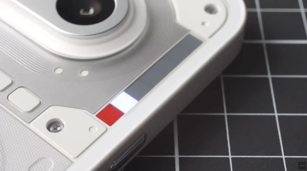 Phone (4a) の背面に搭載された赤い録音用LEDとGlyphインターフェースのアップ。Nothingの思想を象徴する重要なパーツ。