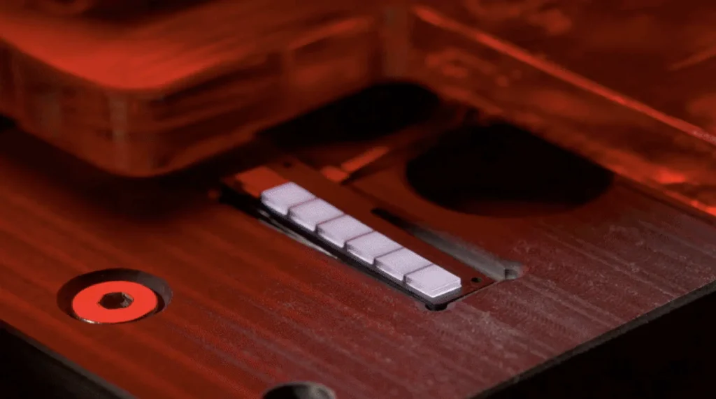 Nothing Phone (4a)の新Glyph Bar。スクエア状ライトが並ぶ構造を接写したカット