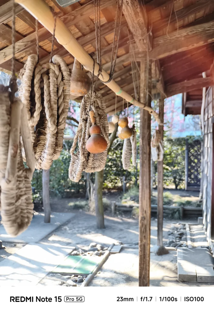 Redmi Note 15 Pro 5G＋外付け望遠（約40mm相当）で撮影した軒下の縄と瓢箪、奥行きのある背景ボケ