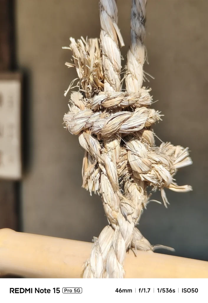 しめ縄/縄の結び目を望遠で捉えた質感描写、繊維の立ち上がりが分かる（Redmi Note 15 Pro 5G＋1.75x望遠／約81mm相当）
