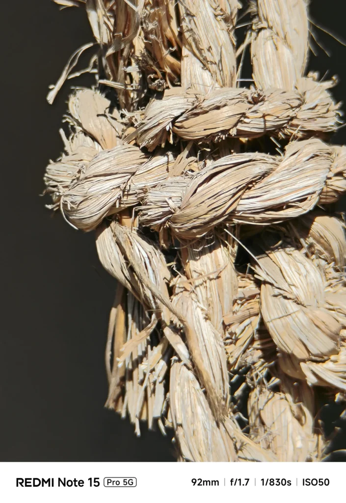 藁縄の編み目と繊維のディテールを高倍率で捉えたクローズアップ（Redmi Note 15 Pro 5G／4倍ズーム92mm相当＋1.75倍望遠レンズ装着＝約161mm相当）