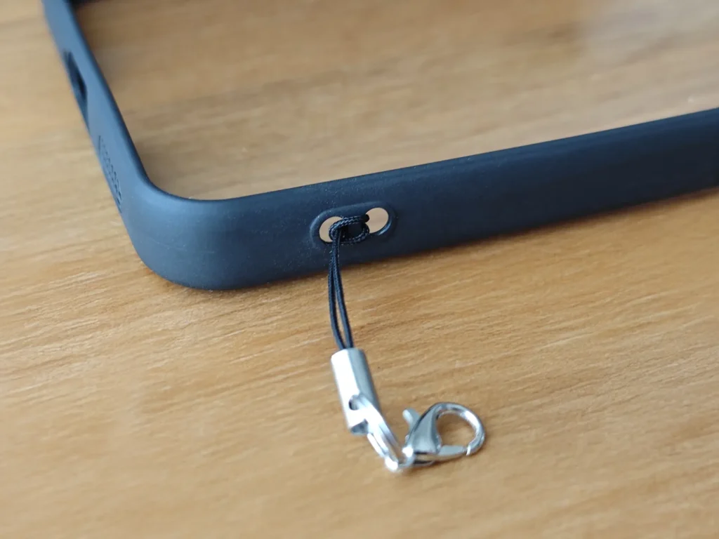 黒のケースとストラップ金具を接続した様子