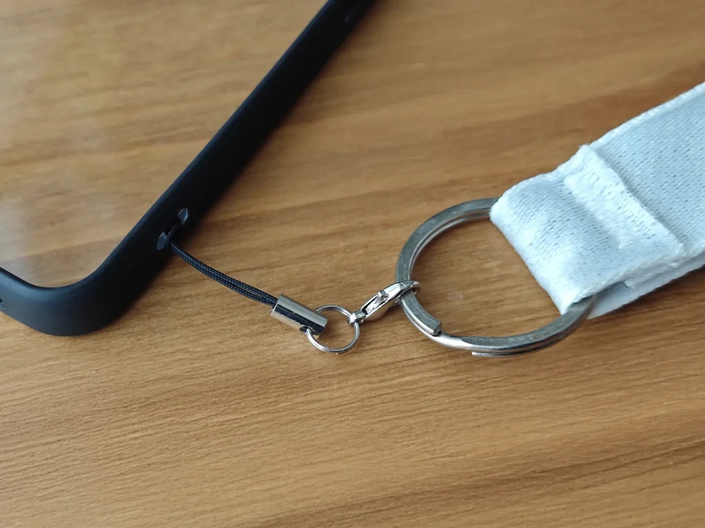 黒のケースとストラップ金具とベン・デイビスのネックストラップを接続した様子