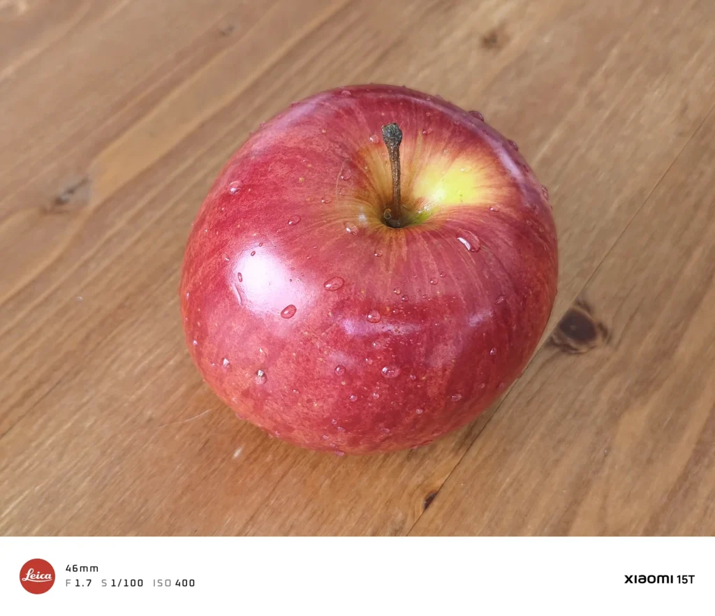水滴の付いたリンゴにピントが合った接写作例（Xiaomi 15T／近距離AFの改善結果）