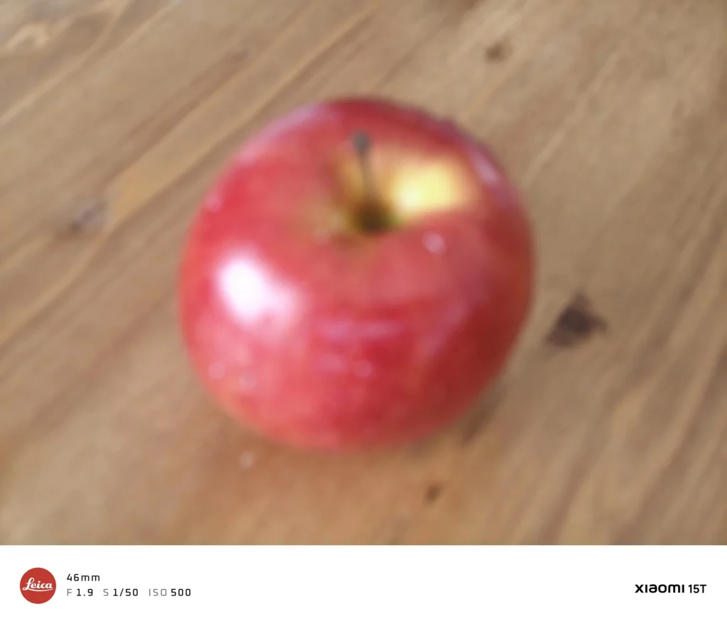接写でピントが合わずボケた赤いリンゴ（Xiaomi 15T／近くの被写体がピンぼけする例）