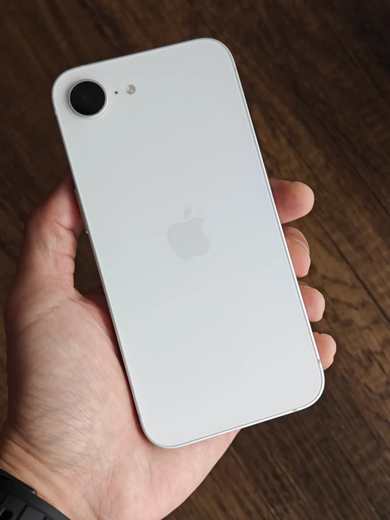 iPhone 16e ホワイト 手持ち シンプルな背面デザインと単眼カメラ