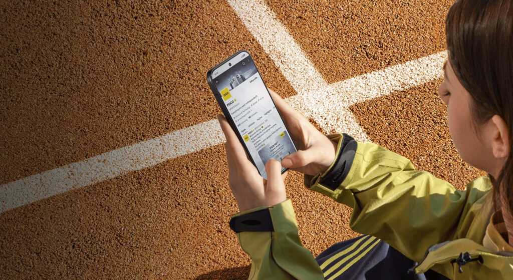 POCO X8 Proを手に持って操作する様子、日常利用でも快適に動作するスマートフォン