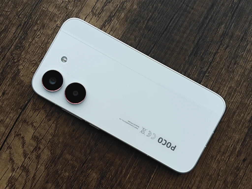 POCO X8 Pro 白モデル 背面フラットデザインとミニマルなカメラ配置の外観