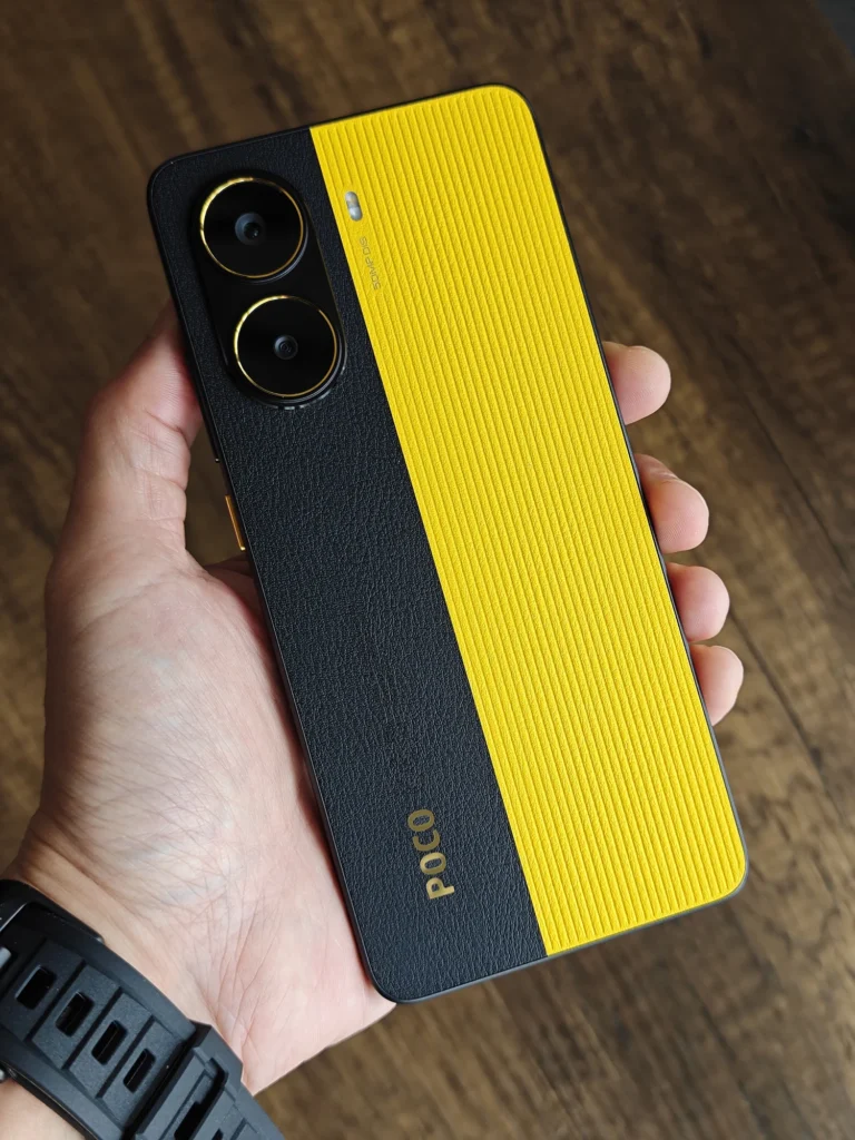 POCO X7 Pro イエロー 手持ち 背面レザー調デザインとツートンカラー