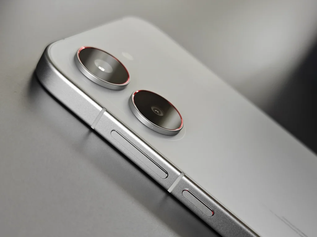 POCO X8 Pro カメラリングと側面デザイン 赤リングとフラットフレームの質感