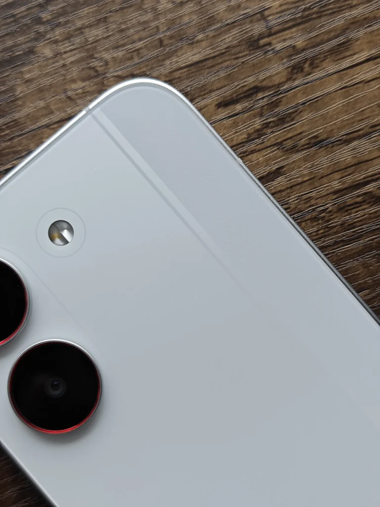 POCO X8 Pro 背面上部の質感とフラッシュ配置 高精度な仕上げのディテール