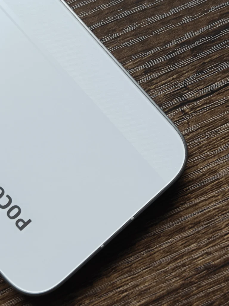POCO X8 Pro 背面パネルの質感と仕上げ フラットで高級感のあるデザイン