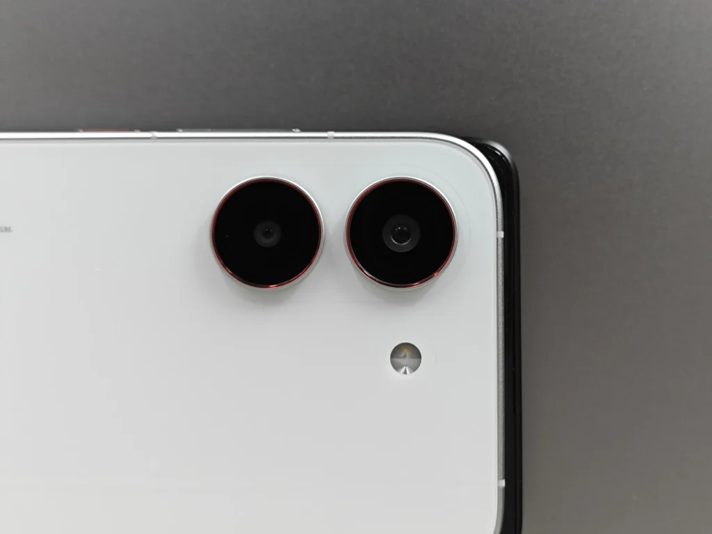 POCO X8 Pro デュアルカメラ構成 赤リング付きレンズデザインの特徴