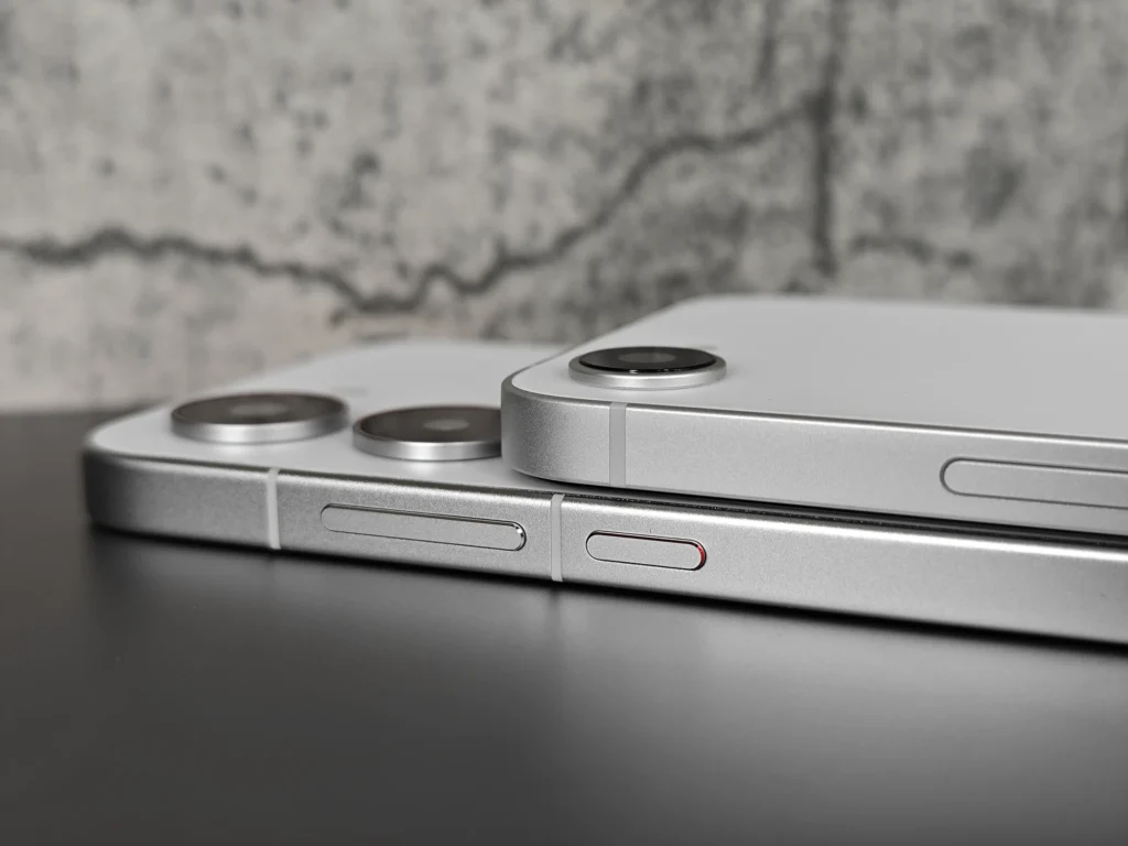 POCO X8 Pro と iPhone 16e 側面デザイン比較 電源ボタンとフレーム仕上げ