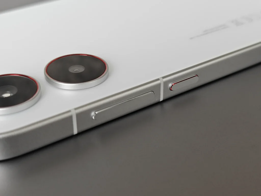 POCO X8 Pro 側面ボタンとフレーム 高精度なビルドクオリティと加工精度