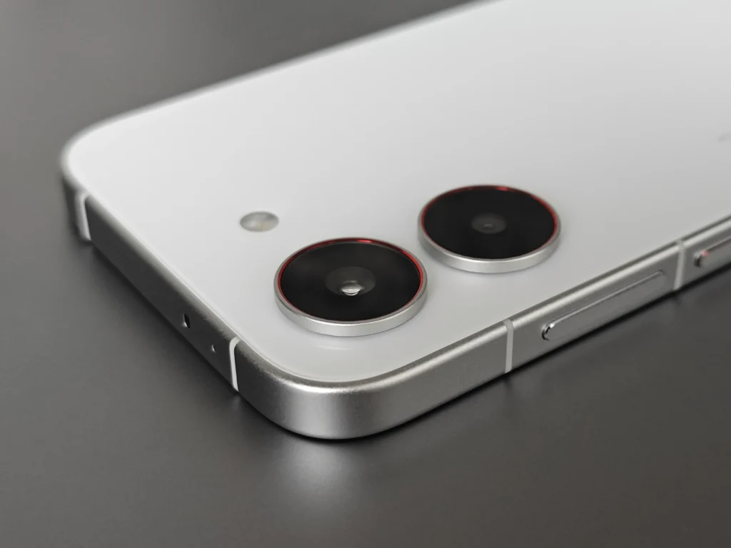 POCO X8 Pro デュアルカメラと赤リング加工 高級感のある背面デザイン