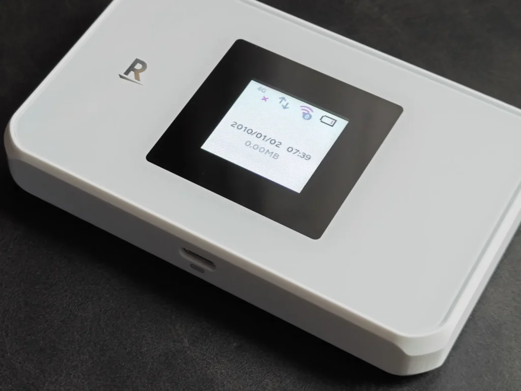 Rakuten WiFi Pocket 5Gの画面表示と本体外観を確認している状態