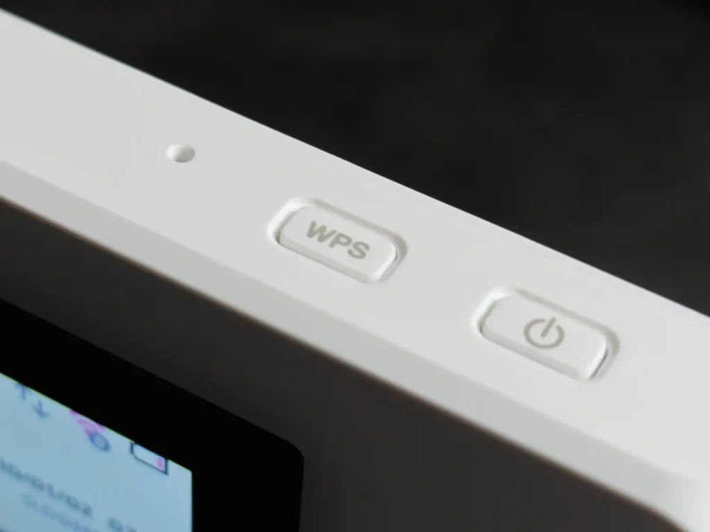 Rakuten WiFi Pocket 5G上部のWPSボタンと電源ボタンを拡大表示