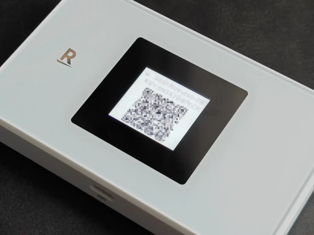 Rakuten WiFi Pocket 5G本体画面にQRコードを表示した状態