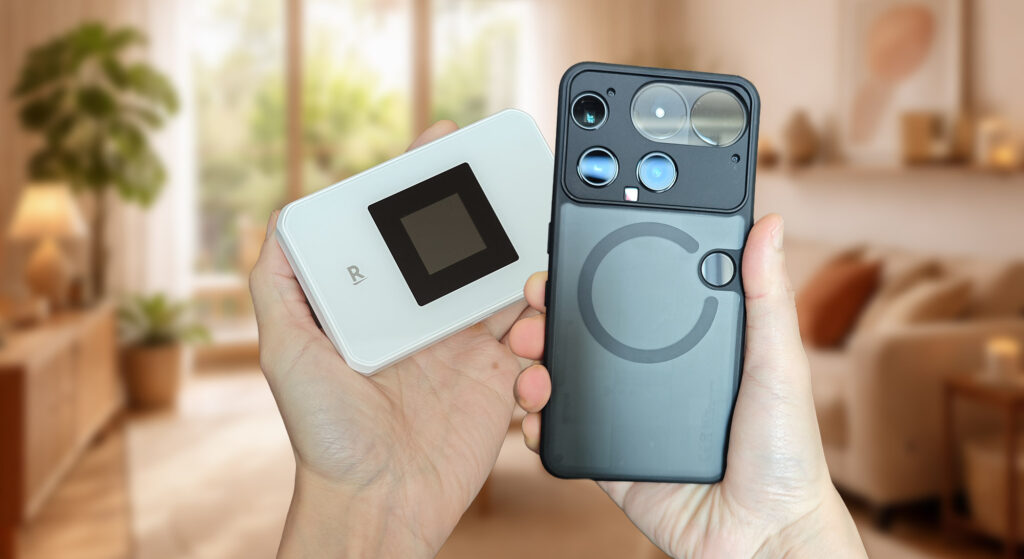Rakuten WiFi Pocket 5GのeSIMをスマホへ移すイメージ。楽天モバイル回線の再設定に使うモバイルルーターとスマートフォンを手に持った様子