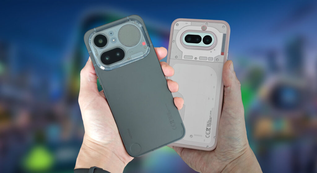 Nothing Phone (4a)とNothing Phone (4a) Proを手に持ち、背面デザインとカメラ部分を比較している様子。背景はぼかされ、2台の本体デザインが分かりやすく写っている。