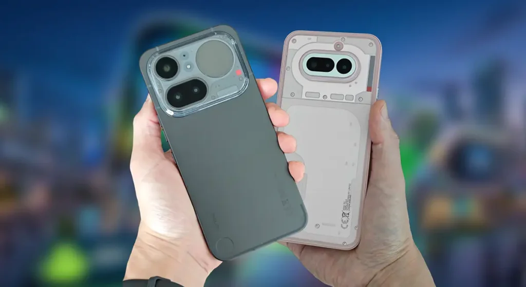 Nothing Phone (4a)とNothing Phone (4a) Proを手に持ち、背面デザインとカメラ部分を比較している様子。背景はぼかされ、2台の本体デザインが分かりやすく写っている。