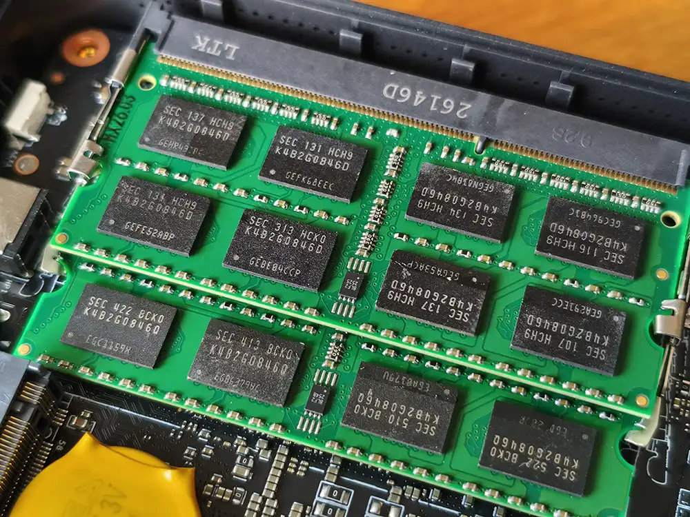 格安中華ミニPC内部に搭載されていたSamsung製DRAMチップ使用のSO-DIMMメモリ2枚